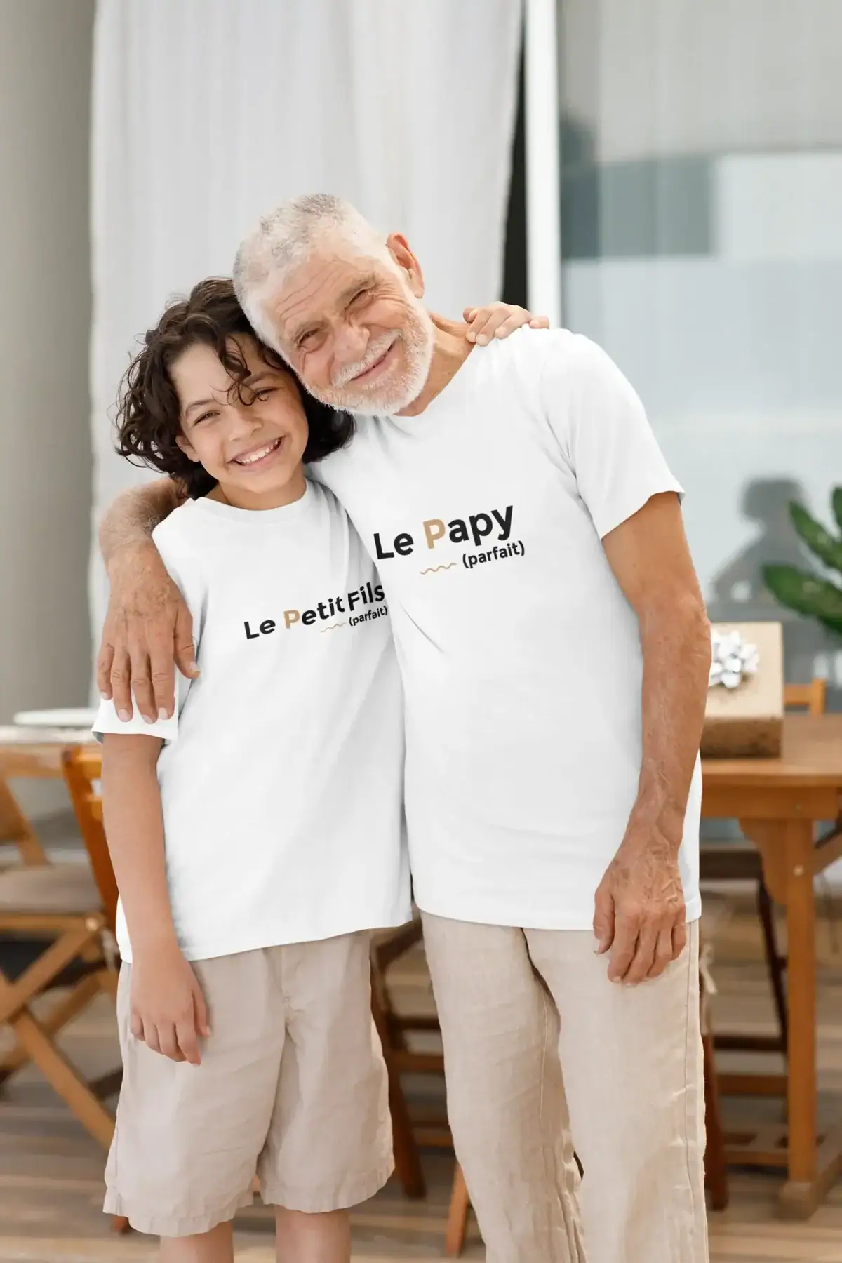 Papy et son petit-fils en t-shirts assortis