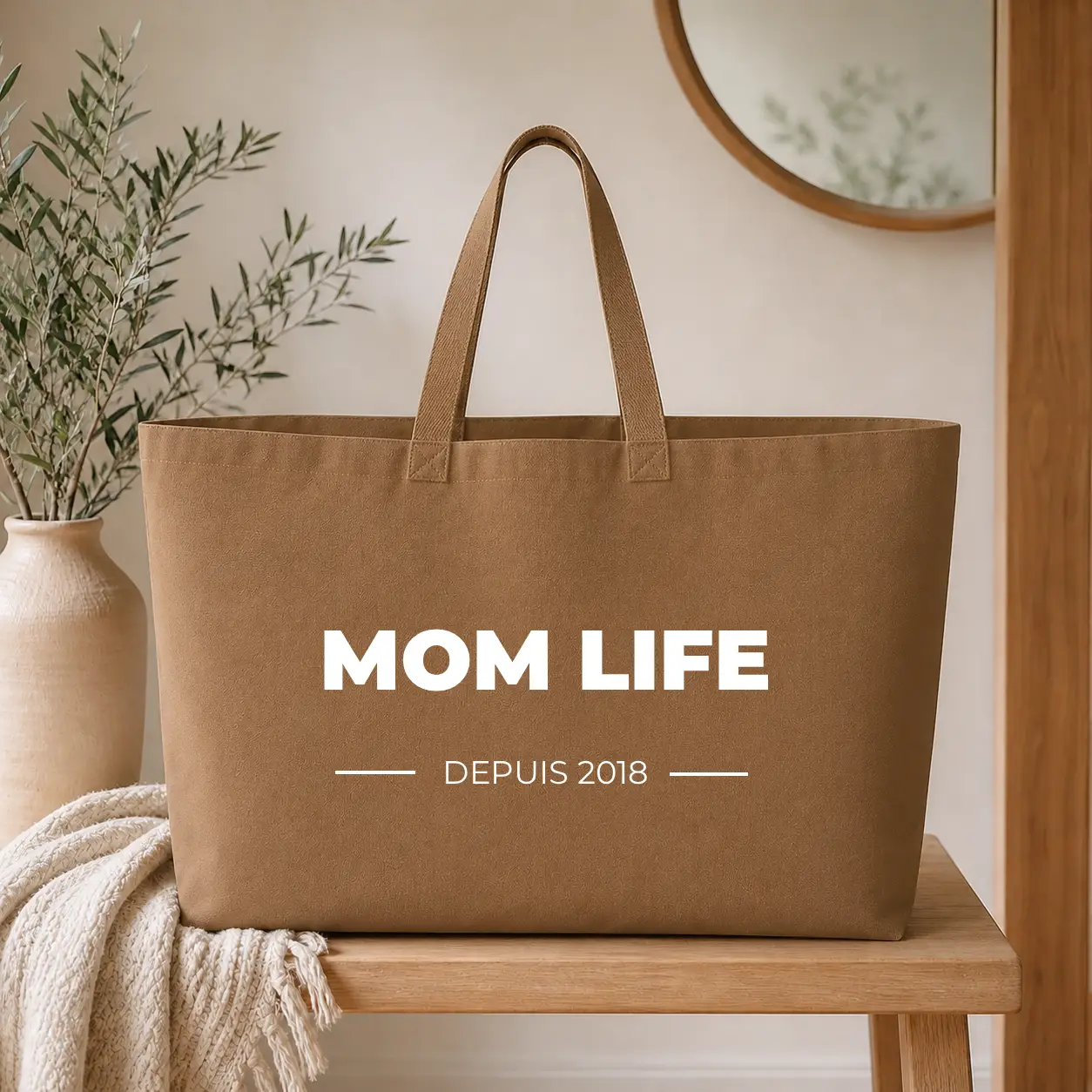 Sac cabas Personnalisé – MOM LIFE DEPUIS - sac camel texte blanc - Assortis Moi