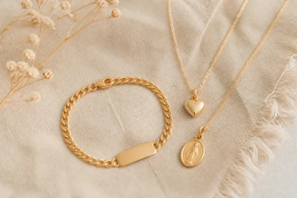 Bijou de naissance : gourmette, médaille et bracelet à graver - Assortis Moi
