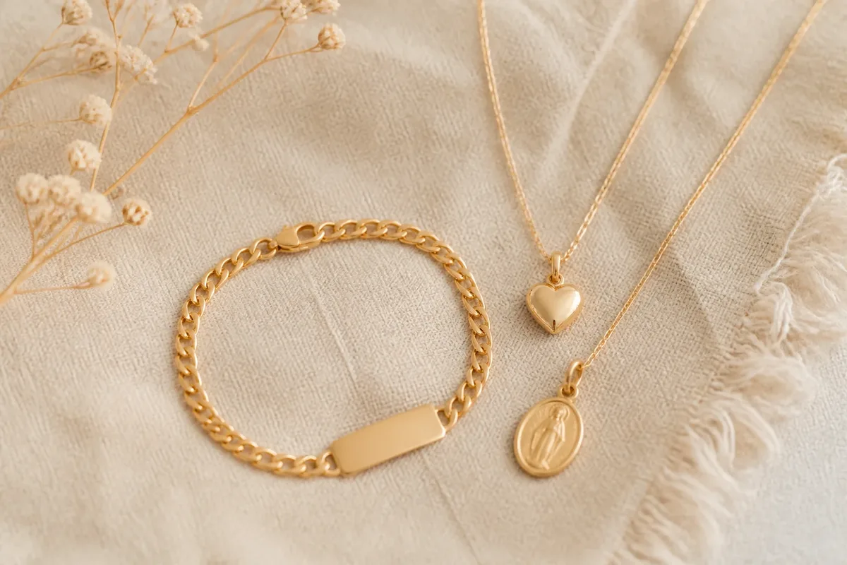 Bijou de naissance : gourmette, médaille et bracelet à graver - Assortis Moi