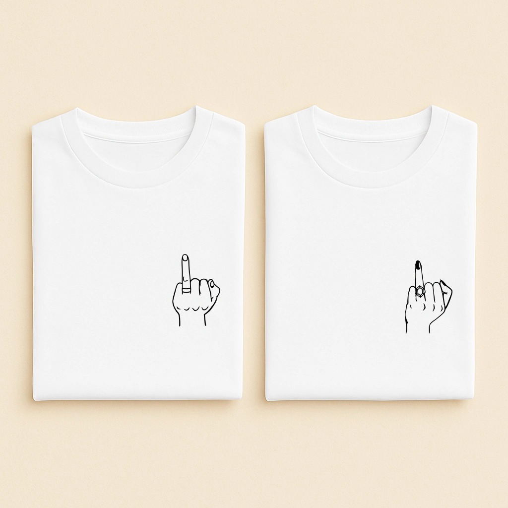 T-shirt couple Fuck on est mariés, les deux mains en blanc