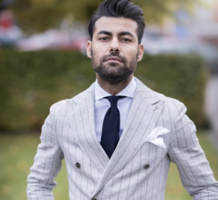 Homme portant un costume croisé gris à fines rayures